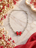 bracelet rouge avec sa chaîne argentée