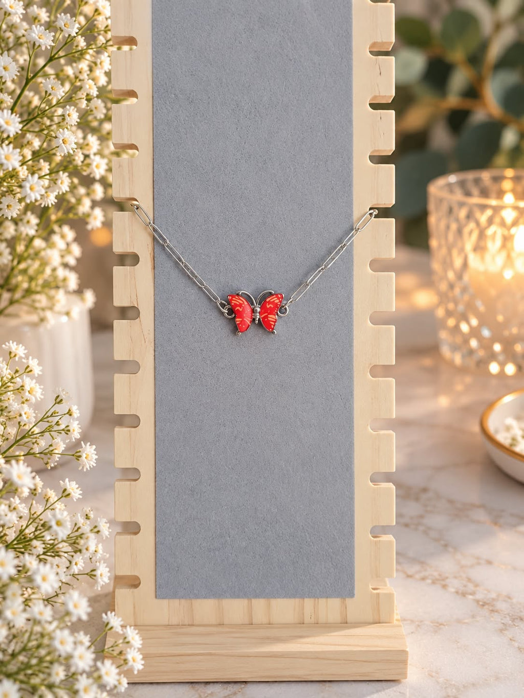 bracelet rouge avec sa chaîne argentée
