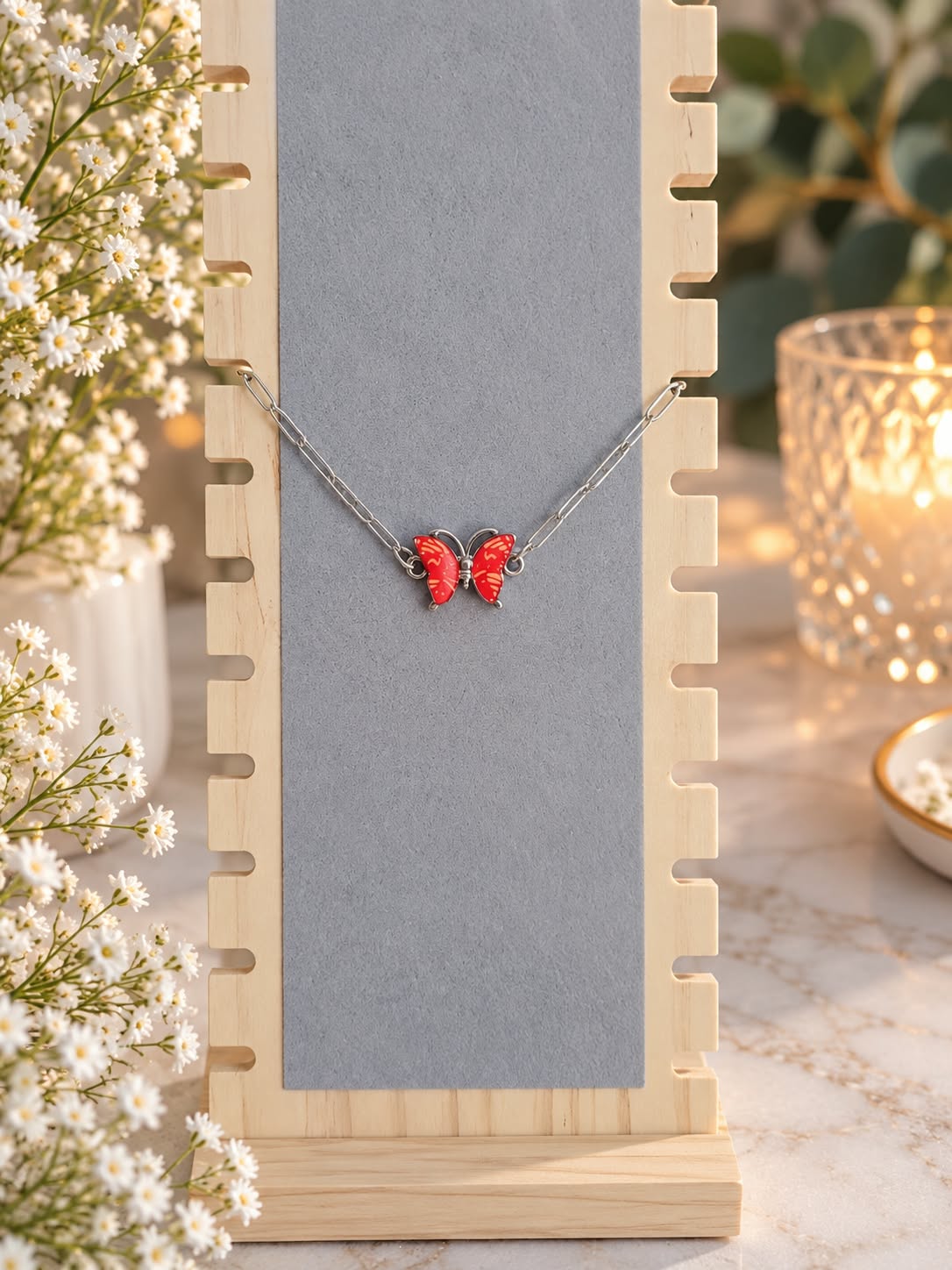 bracelet rouge avec sa chaîne argentée