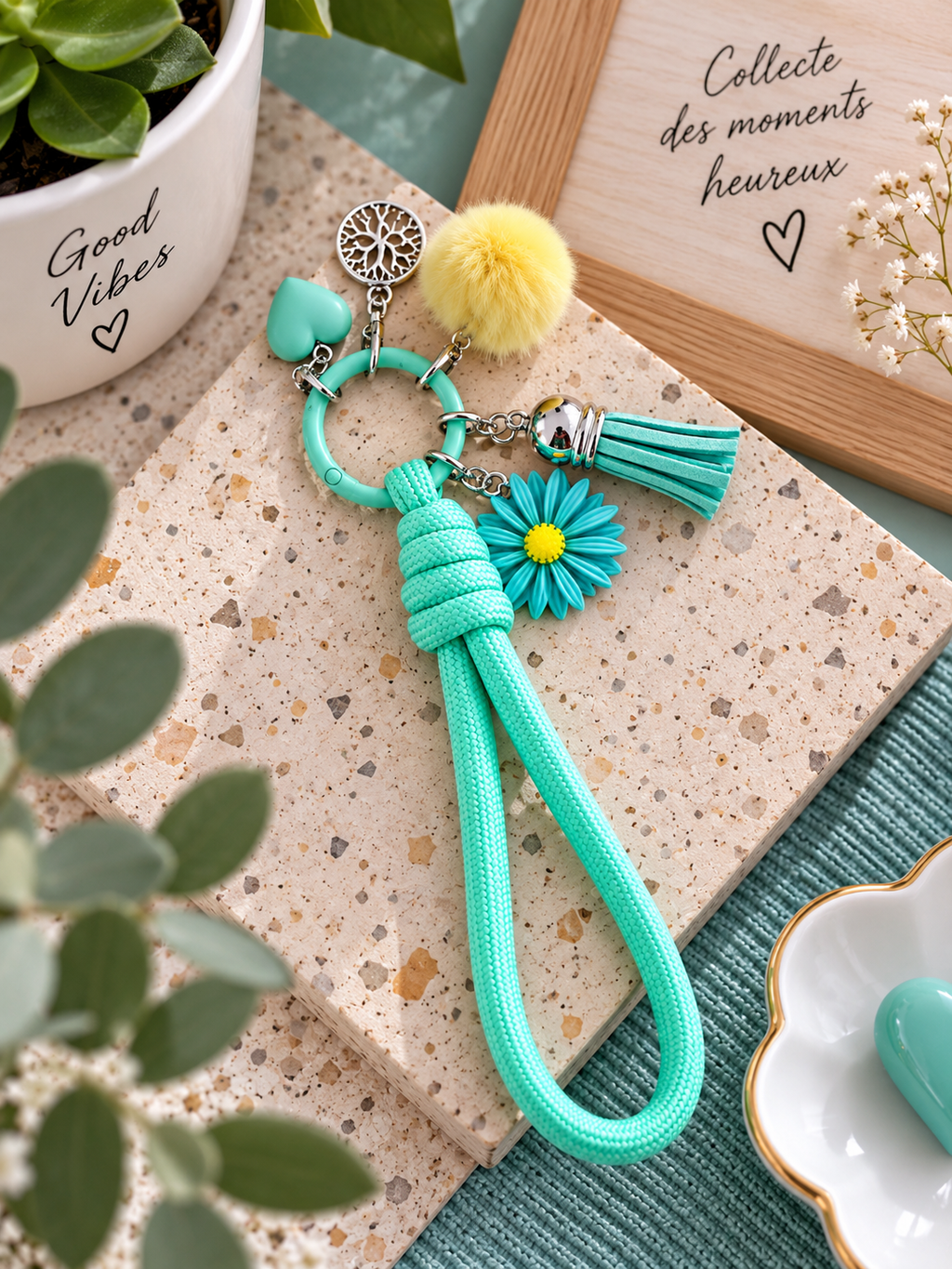 porte-clés vert turquoise et jaune
